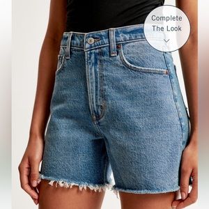 NWT Abercrombie High-Rise Dad Denim Short, size 27 / 4 / M